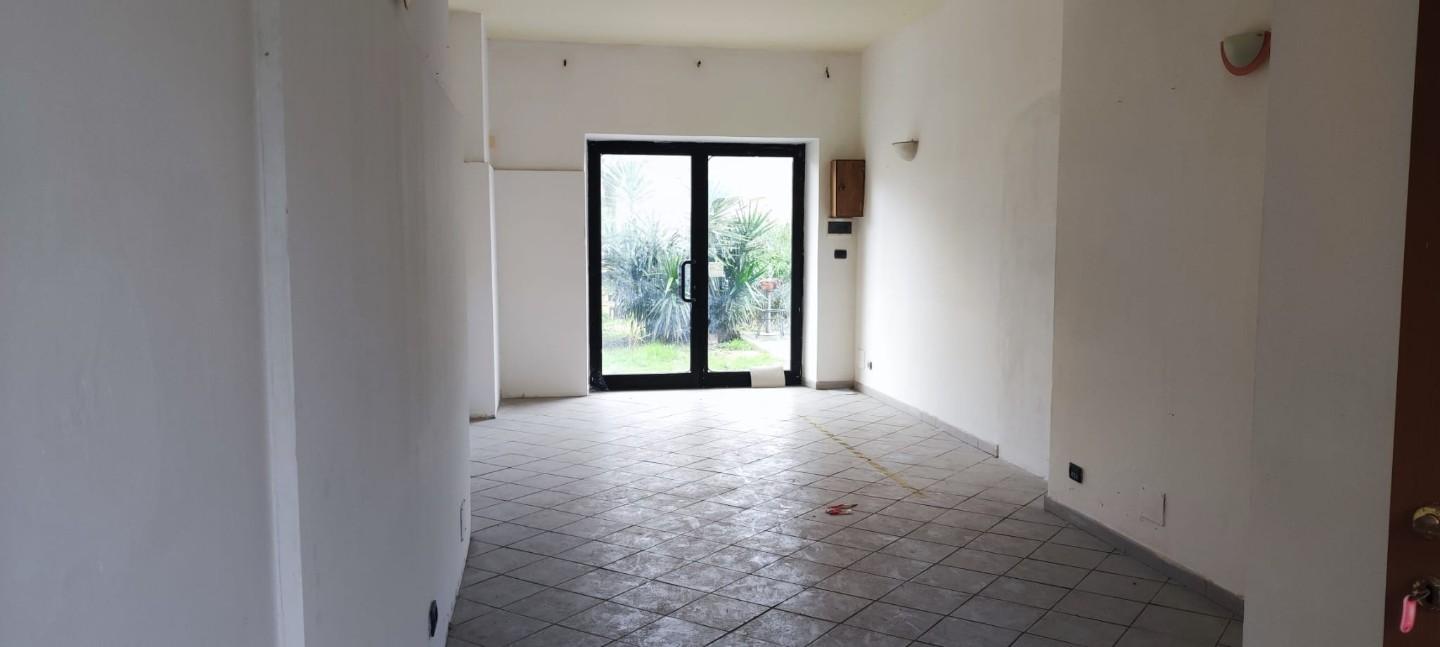 locale commerciale in vendita a Carrara