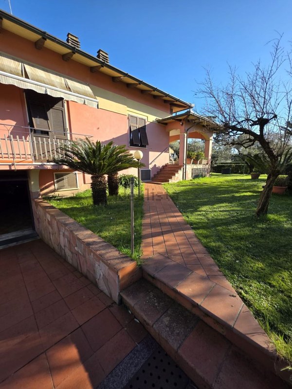 casa indipendente in vendita a Carrara