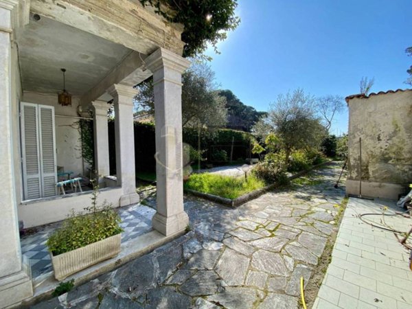 casa indipendente in vendita a Carrara in zona Marina di Carrara