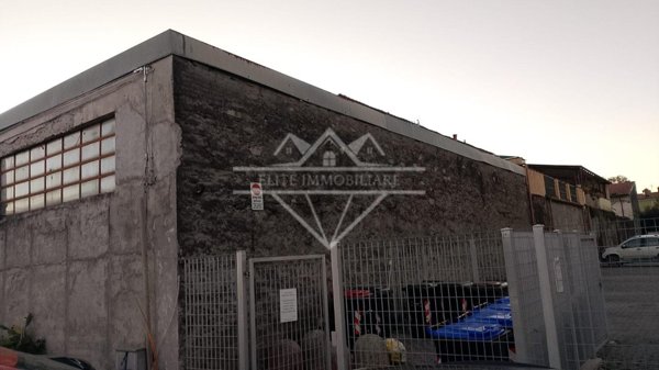 capannone in vendita a Carrara in zona Avenza