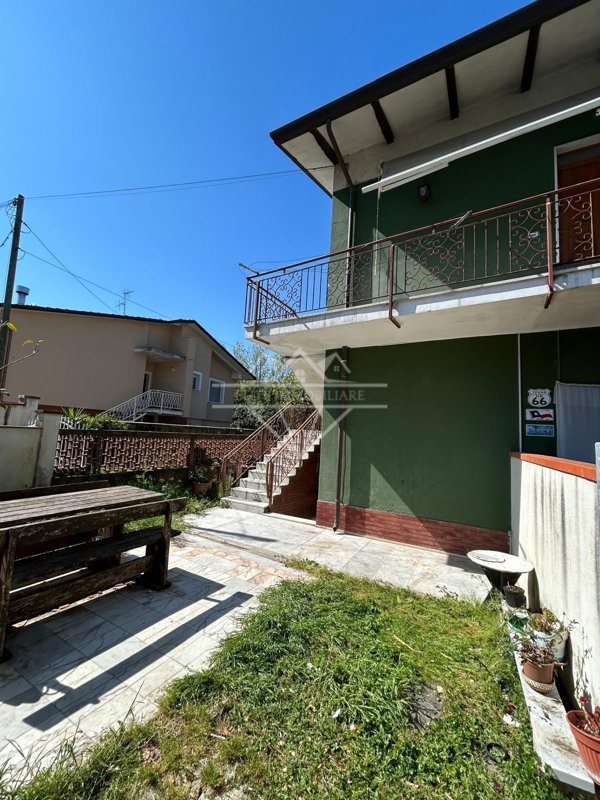 appartamento in vendita a Carrara in zona Bonascola