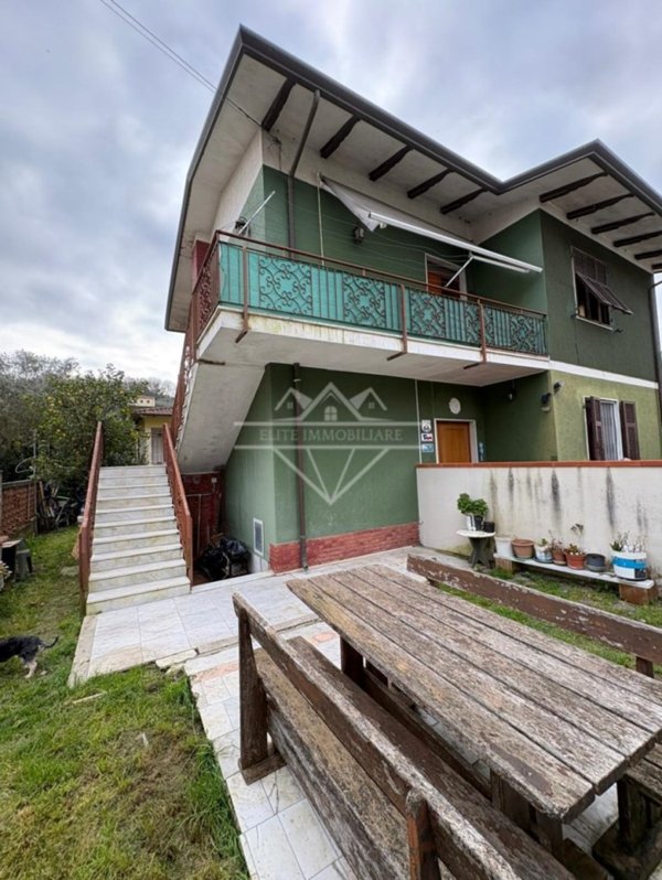 appartamento in vendita a Carrara in zona Bonascola