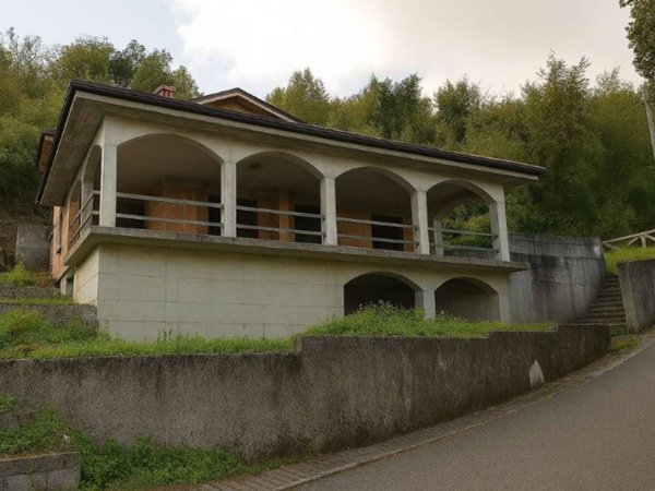 casa indipendente in vendita a Carrara in zona Fontia