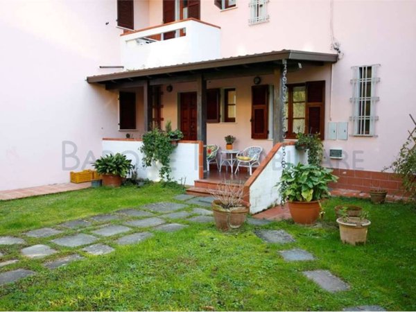 casa indipendente in vendita a Carrara in zona Monteverde