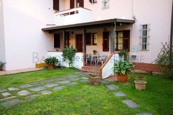 casa indipendente in vendita a Carrara in zona Monteverde