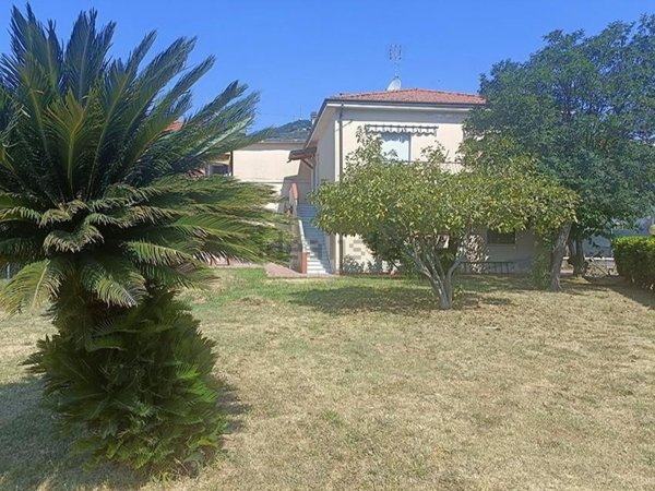 casa semindipendente in vendita a Carrara in zona Stadio