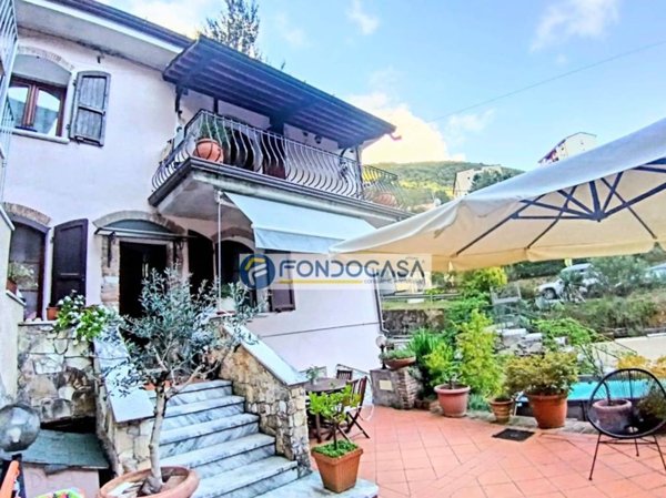 casa indipendente in vendita a Carrara in zona Centro Città
