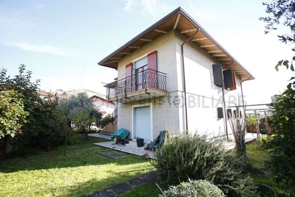casa indipendente in vendita a Carrara