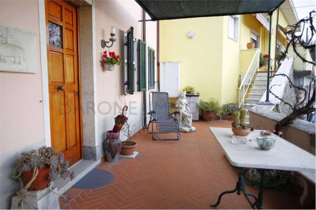 casa indipendente in vendita a Carrara