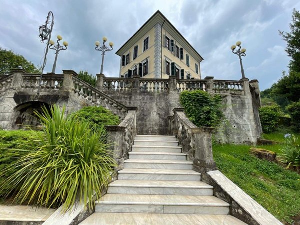 casa indipendente in vendita a Carrara in zona Centro Città
