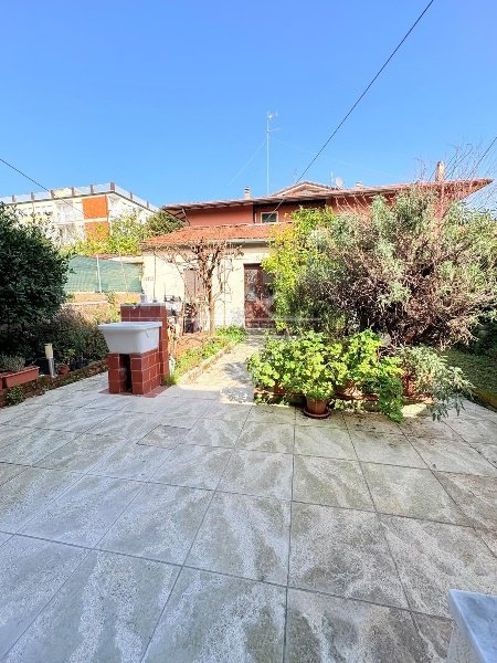 casa indipendente in vendita a Carrara in zona Marina di Carrara