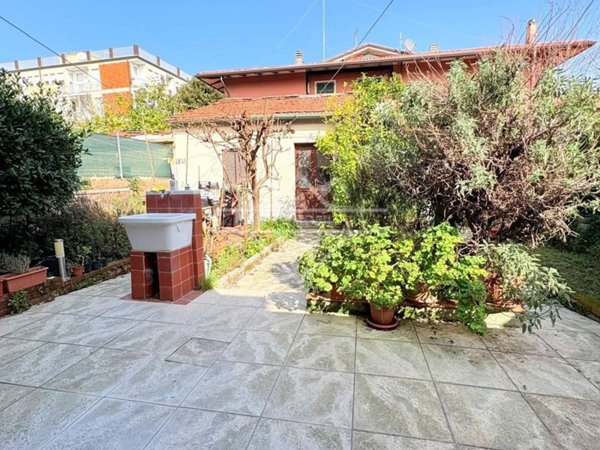 casa indipendente in vendita a Carrara in zona Marina di Carrara