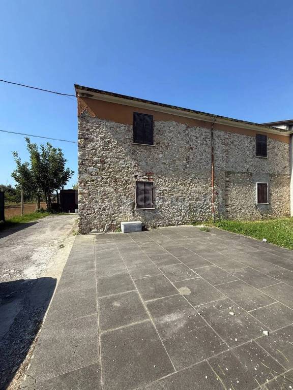 casa indipendente in vendita a Carrara in zona Avenza