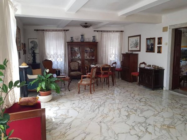 casa indipendente in vendita a Carrara in zona Centro Città