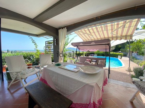 casa indipendente in vendita a Carrara