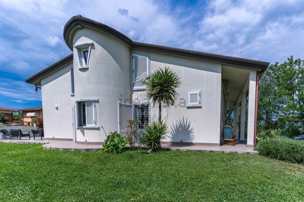 casa indipendente in vendita a Carrara