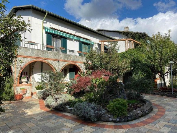 casa indipendente in vendita a Carrara in zona Sant'Antonio
