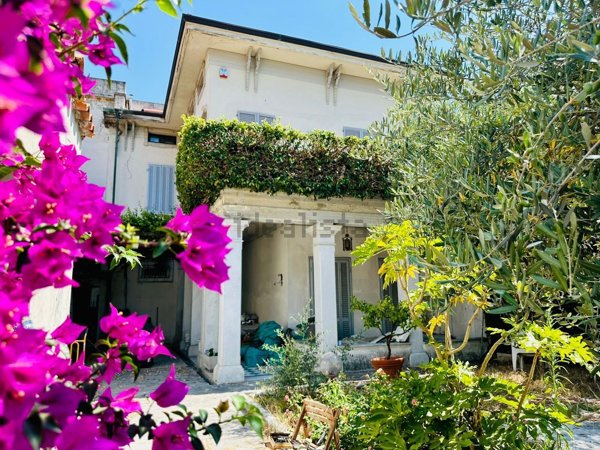 casa indipendente in vendita a Carrara in zona Marina di Carrara