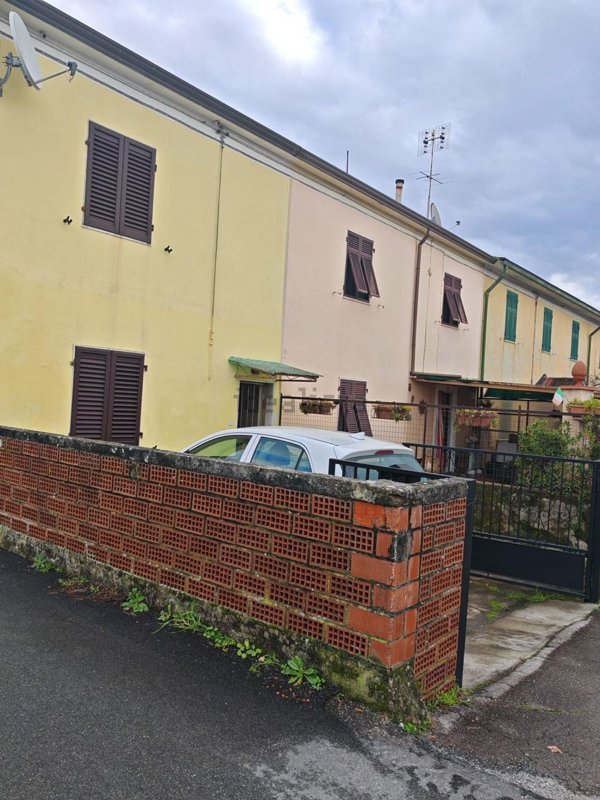 casa indipendente in vendita a Carrara in zona Avenza