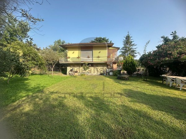 casa indipendente in vendita a Carrara