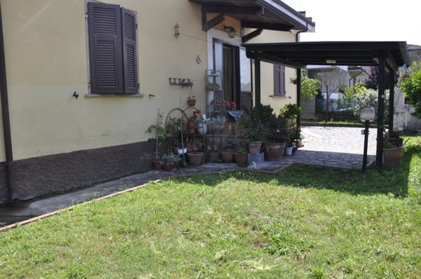 casa indipendente in vendita a Carrara in zona Fossone