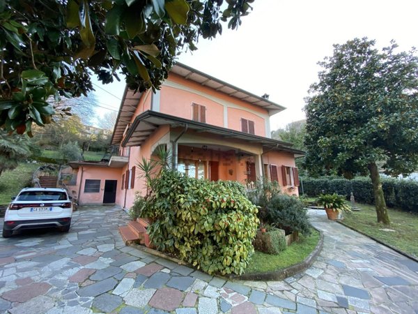 casa indipendente in vendita a Carrara in zona Centro Città