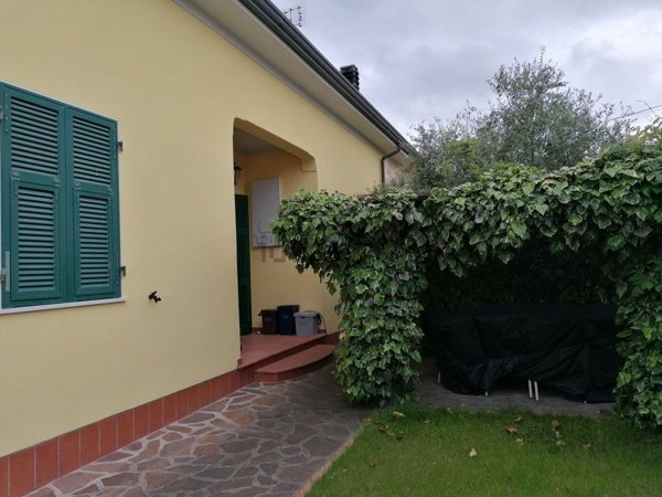 casa indipendente in vendita a Carrara in zona Fossone