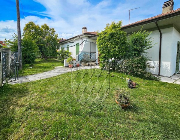 casa indipendente in vendita a Carrara in zona Marina di Carrara