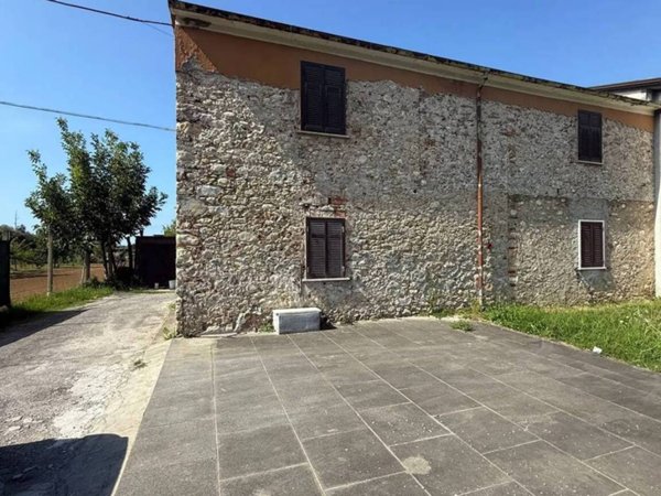 casa indipendente in vendita a Carrara in zona Avenza