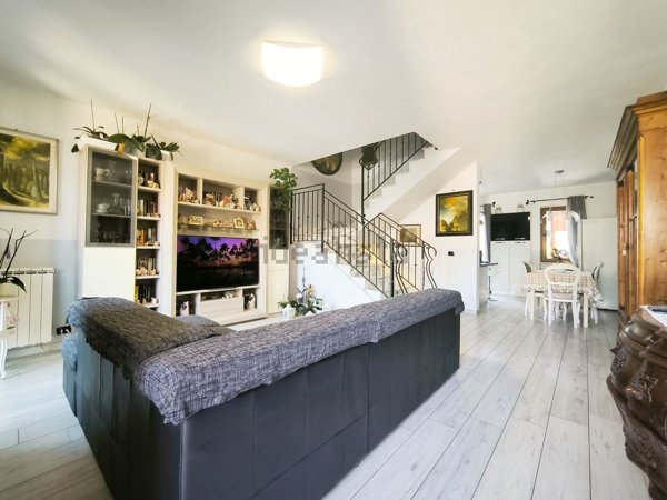 casa indipendente in vendita a Carrara in zona Avenza