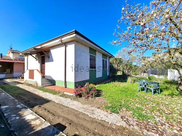 casa semindipendente in vendita a Carrara in zona Marina di Carrara