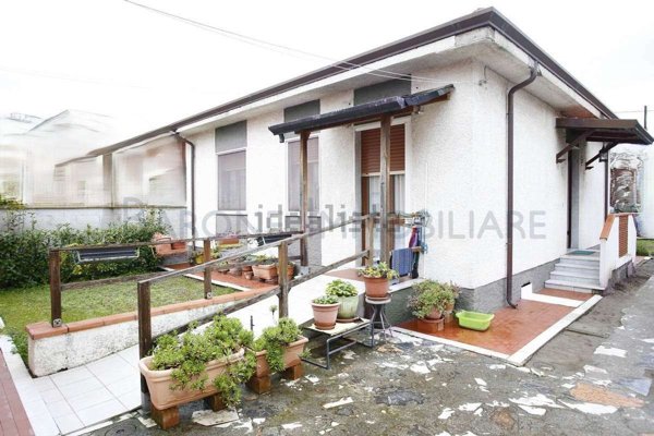 casa indipendente in vendita a Carrara