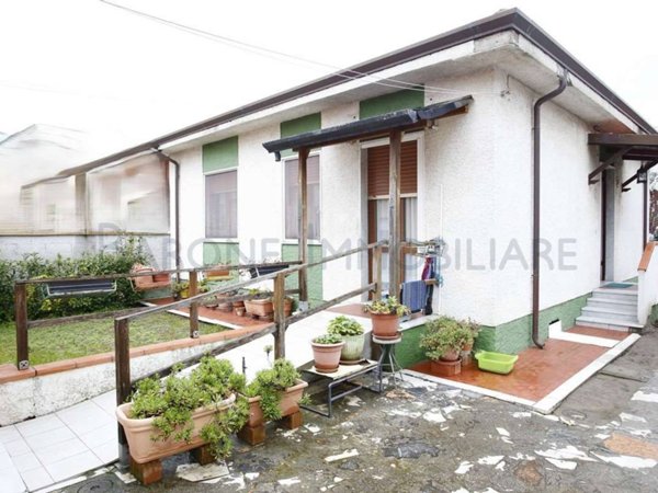 casa indipendente in vendita a Carrara in zona Marina di Carrara