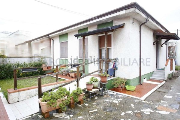 casa indipendente in vendita a Carrara in zona Marina di Carrara