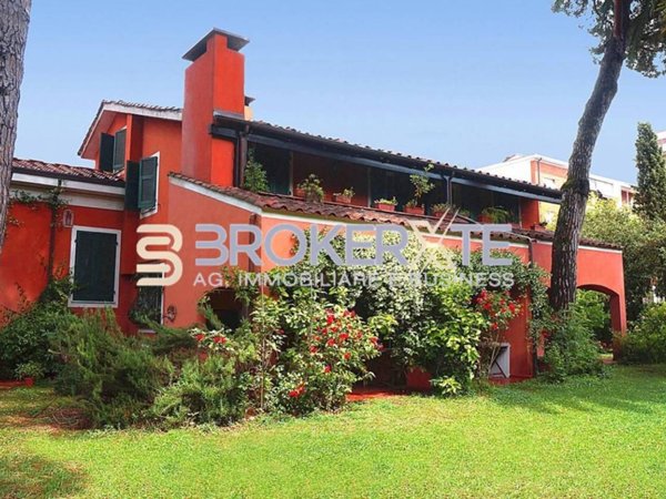 casa indipendente in vendita a Carrara in zona Centro Città