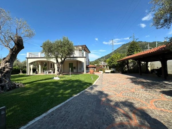 casa indipendente in vendita a Carrara in zona Stadio