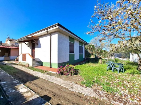 casa indipendente in vendita a Carrara in zona Marina di Carrara