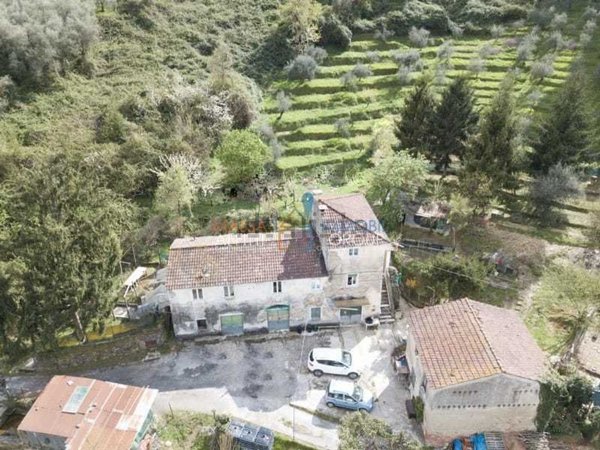 casa indipendente in vendita a Carrara