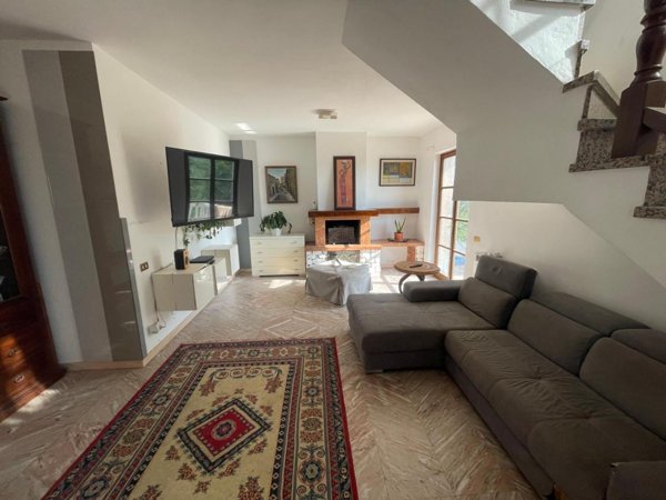 casa indipendente in vendita a Carrara in zona Fossone