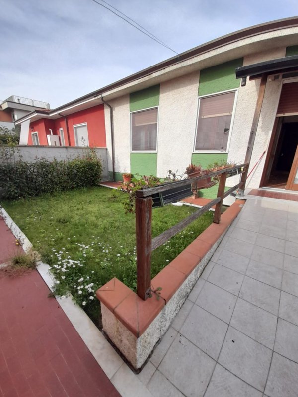 casa indipendente in vendita a Carrara in zona Marina di Carrara