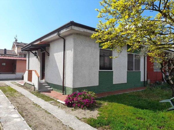 casa indipendente in vendita a Carrara in zona Sant'Antonio
