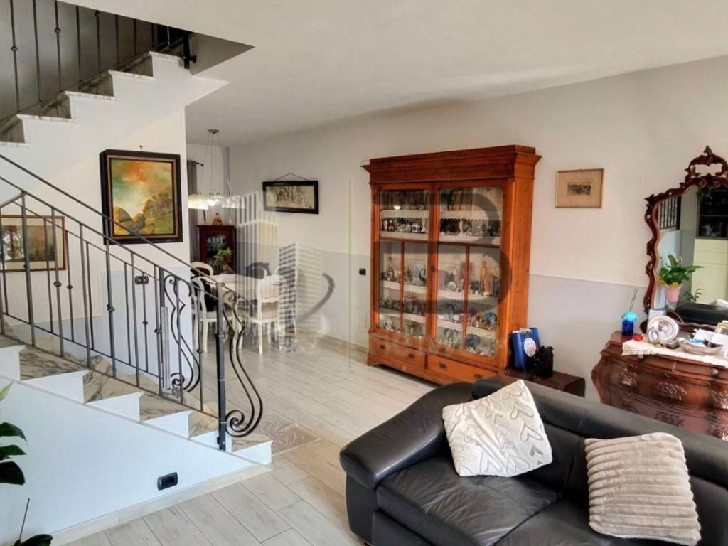 casa indipendente in vendita a Carrara in zona Avenza