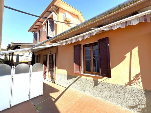 casa indipendente in vendita a Carrara in zona Nazzano