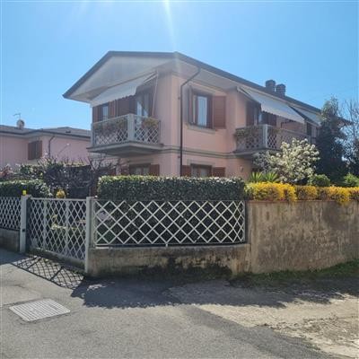 casa indipendente in vendita a Carrara