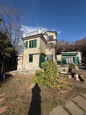 casa indipendente in vendita a Carrara