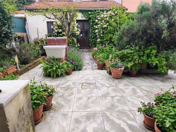 casa indipendente in vendita a Carrara in zona Marina di Carrara