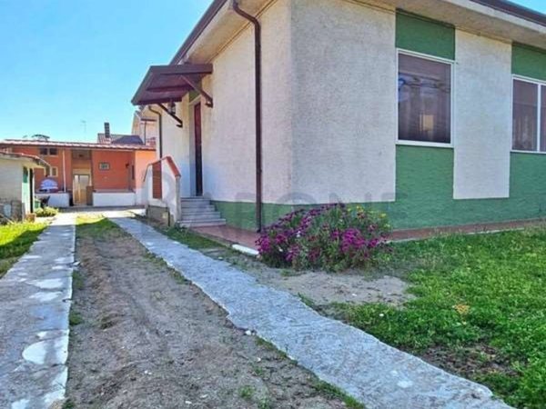 casa indipendente in vendita a Carrara in zona Marina di Carrara