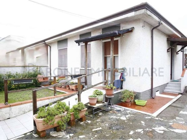 casa indipendente in vendita a Carrara in zona Marina di Carrara