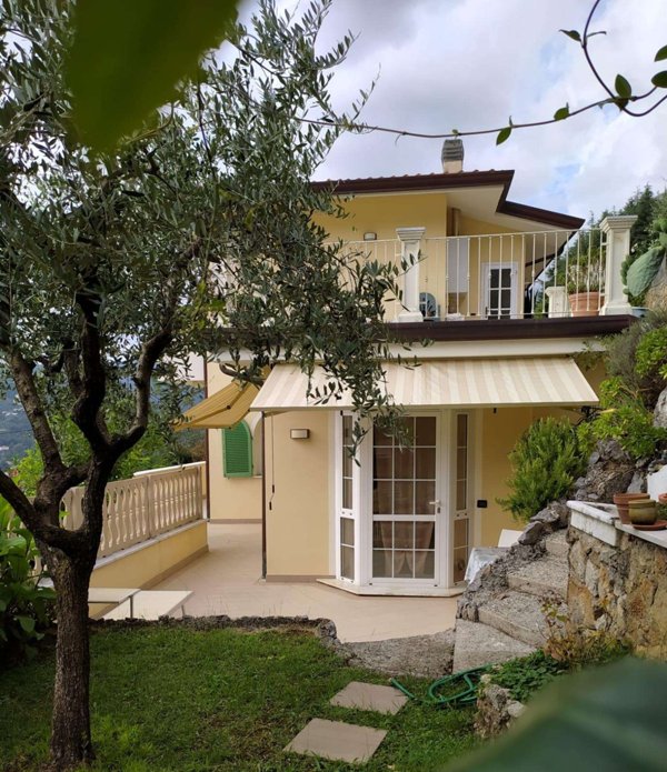 casa indipendente in vendita a Carrara in zona La Foce