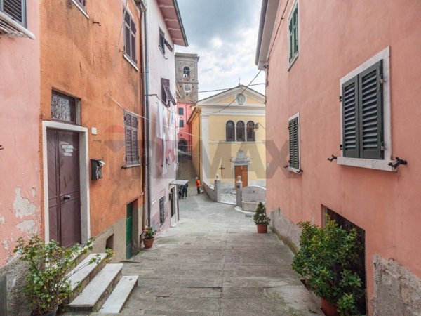 appartamento in vendita a Carrara in zona Castelpoggio